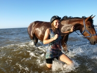 Brīnišķīgās Baltijas jūras pludmales zirga mugurā